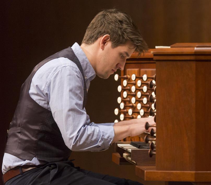 Organist, Paul Jacobs performing